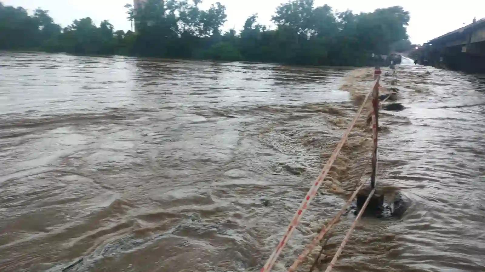 Akola Lendi Nala flood scene with villagers and broken road