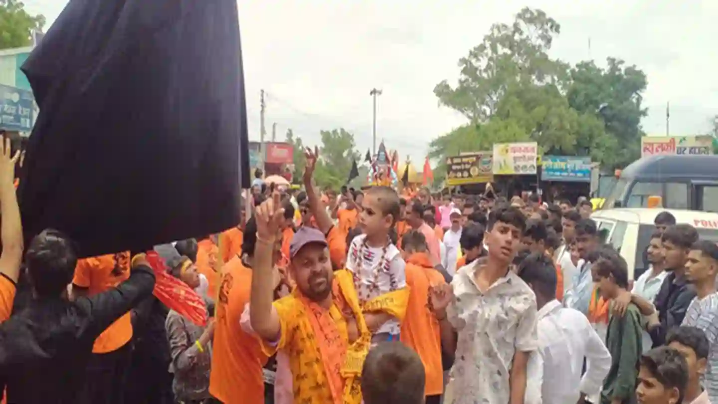Devotees arriving at Sakarkheda with Kawad from Ujjain for Shravan Yatra
